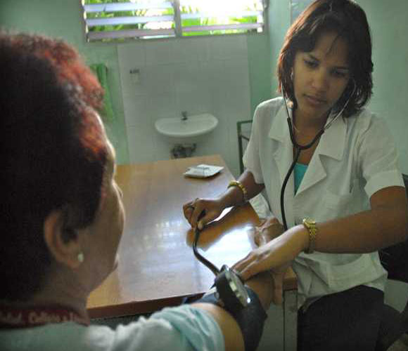 Casi 6000 médicos cubanos formados el pasado curso
