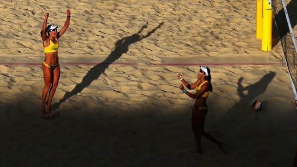 La pareja brasileña de voleybol de playa de Talita Rocha y Maria Antonelli tras la victoria contra la pareja de Australia