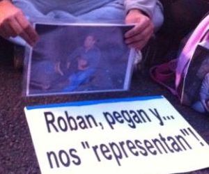 Un joven muestra imagen de la represión sufrida en la más reciente protesta