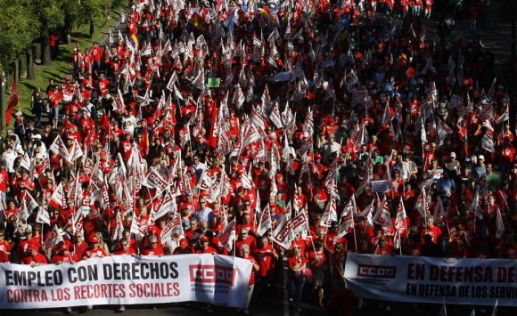 Cabecera de la masiva marcha hoy en Madrid contra los recortes sociales y el rescate de los bancos