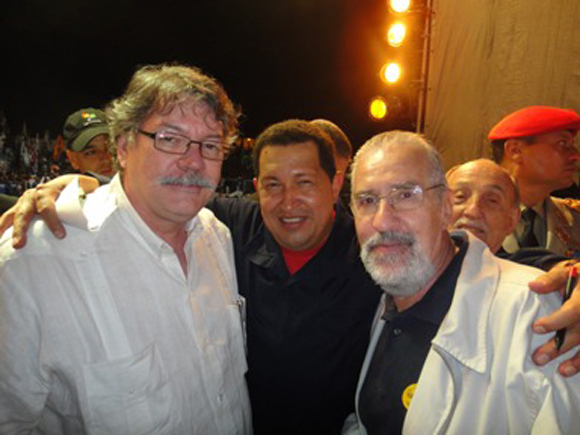 Chávez, flanqueado por Buen Abad (Izquierda) y Borón.
