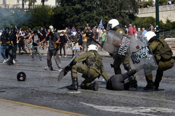  Jóvenes se enfrentan a la policía con piedras, palos y cócteles molotov. LOUISA GOULIAMAKI (AFP) 
