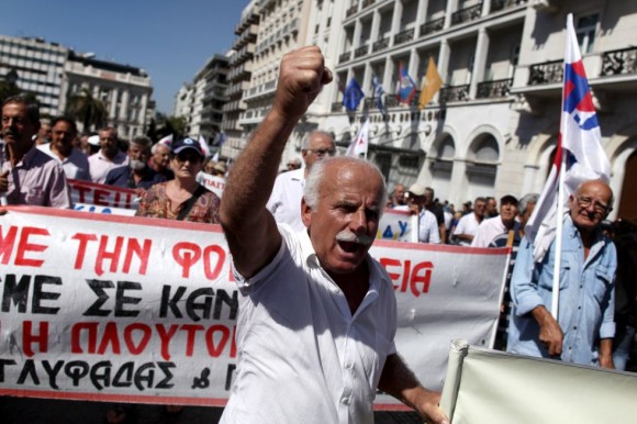  Un jubilado participa en la manifestación que ha tenido lugar en Atenas y en la que se han coreado eslóganes contra las nuevas medidas de austeridad del Gobierno, y también contra los recortes presupuestarios que exigen la Comisión Europea, el Banco Central y el Fondo Monetario Internacional. Petros Giannakouris (AP) 