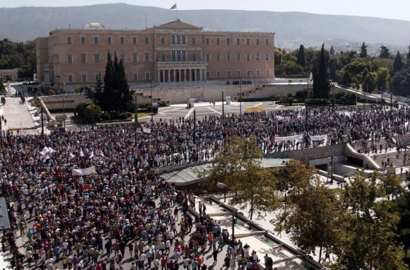  Aspecto de la manifestación frente al Parlamento en una jornada de huelga general de 24 horas. (AFP) 