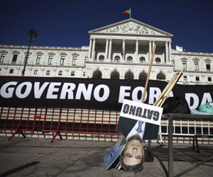 Carteles antigubernamentales frente al Parlamento luso. Foto: Francisco Seco.