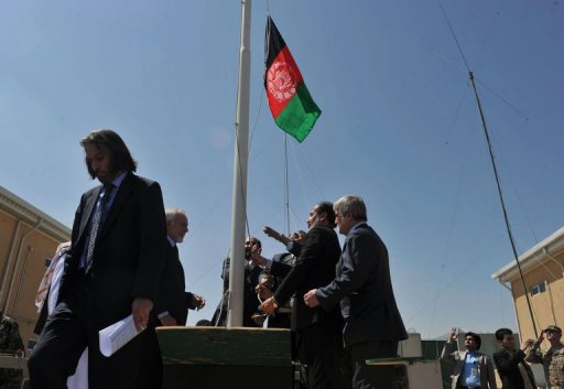 Autoridades afganas izan bandera en prisión de Bagram. Foto: Shah Marai/ AFP.