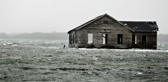 Una casa abandonada en Southampton. Foto: Lucas Jackson/Reuters.