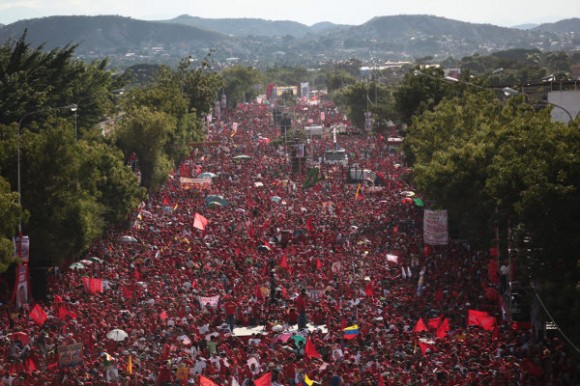 Marea roja congregada en alocución del presidente Chávez en los últimos días de su campaña. 