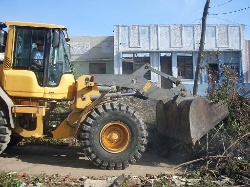 Trabajadores de comunales trabajan en la limpieza de las vías en Santiago de Cuba tras el paso del huracán Sandy 