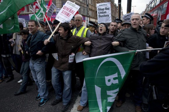 Manifestantes bloquean el tráfico en un sentido de Oxford Street en Londres (Reino Unido) por los despidos de 28 trabajadores de la empresa de transportes. Foto: AP.º