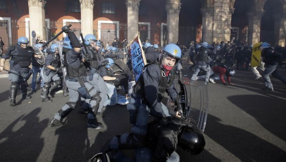 Carga policial durante la manifestación contra el Gobierno de Prodi en Roma. Foto: AP.