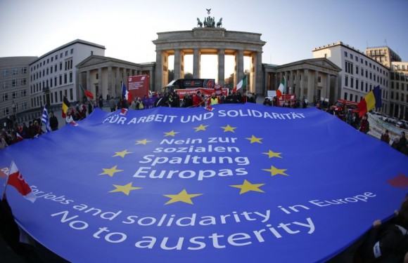 Centenares de personas se sumaron al acto de solidaridad convocado por la Confederación Alemana de Sindicatos (DGB) con motivo de la jornada europea de acción por el trabajo y la solidaridad ante la emblemática Puerta de Brandeburgo en Berlín. Foto: Reuters.