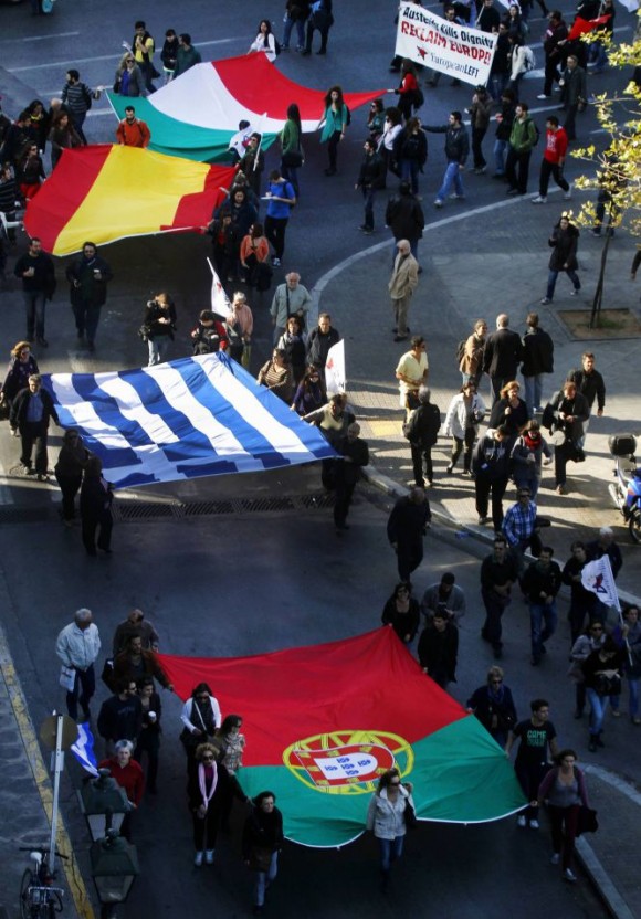 En Atenas un grupo de manifestantes, con las banderas de Portugal, Grecia, España e Italia, durante las protestas contra la austeridad. Foto: Reuters.