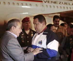 El presidente cubano recibe a Chávez en La Habana.