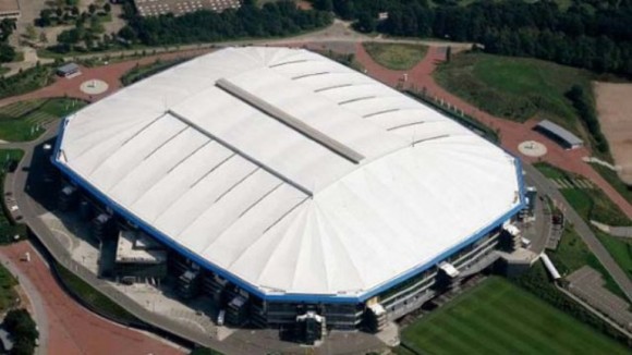 Veltins Arena El césped del estadio del Schalke está instalado sobre una gigantesca bandeja de 1,60 metros de altura que se puede mover para que la hierba tome el sol o simplemente se ventile en el aparcamiento. El estadio está totalmente recubierto de vidrios espejados y el techo es una especie de cúpula, una estructura con una forma realmente llamativa.