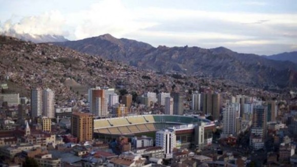 Estadio Hernando Siles, de La Paz. El estadio boliviano está rodeado de rascacielos y se sitúa a 3601 metros sobre el nivel del mar. Es el recinto deportivo más alto del mundo.