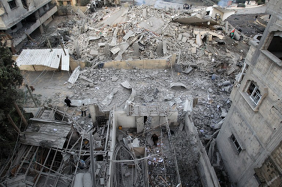 Las bombas israelíes redujeron a escombros la sede del Gobierno del movimiento Hamás en la Franja de Gaza. Los misiles alcanzaron también a un cercano edificio de apartamentos de 3 plantas. AFP / Mahmud Hams