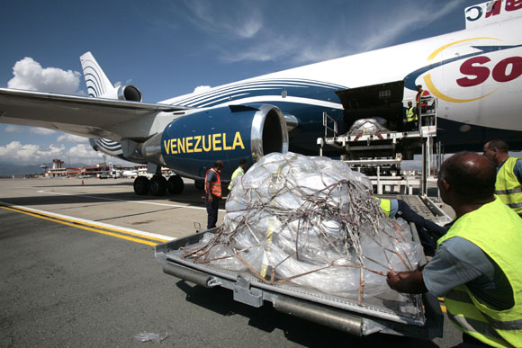 LLegada de avion de Venezuela con ayuda humanitaria para el pueblo de Santiago de Cuba. Foto: Ismael Francisco/Cubadebate.