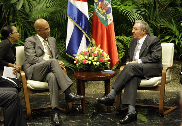 Recibe Raúl Castro, presidente cubano a su homólogo de Haití,  Michel Martelly, en el Palacio de la Revolución. Foto: Ismael Francisco/Cubadebate.