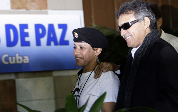 José Santrich, miembro de las FAR, a su llegada al  Palacio de Convenciones de la Habana, Cuba,  para los Dialogos de paz entre las FARC-EP, y el Gobierno de Colombia. Foto: Ismael Francisco/Cubadebate.