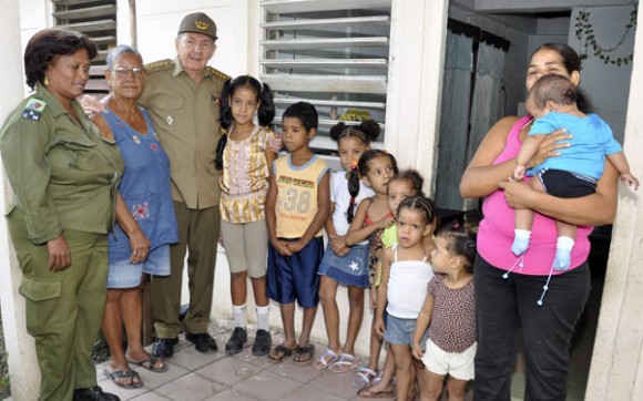En casa de Dayami Reyes, junto a su abuela y sus ocho hijos. Foto: Estudios Revolución