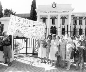 Madres protestan frente a la ESMA. 1987.