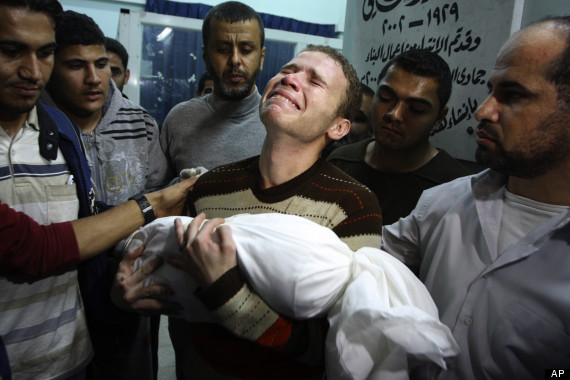 Jihad Masharawi sostiene el cadáver de su hijo de 11 meses. Foto: AP