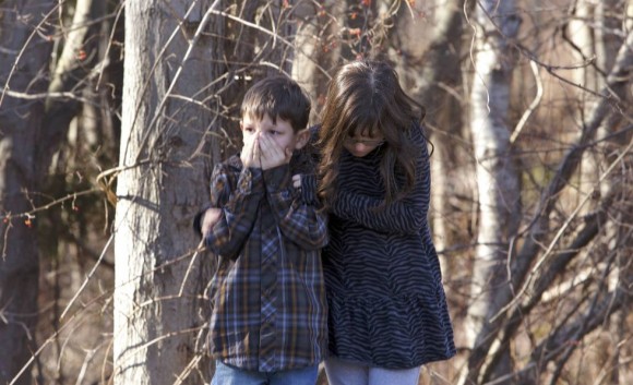 Dos alumnos del colegio de Sandy Hook, después del tiroteo que ha acabado con varios de sus compañeros. Foto: Reuters.