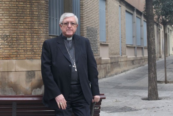 El obispo de Lleida, ante el antiguo seminario que será destinado a viviendas sociales. Foto: Herminia Sirvent.