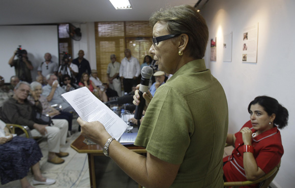 Maruchi Guerrero, hermana de Antonio Guerrero, cubano preso en Estados  Unidos, lee mensaje durante el  encuentro de artistas e itelectuales cubanos, por la Libertad de los Cinco. Foto: Ismael Francisco/Cubadebate.