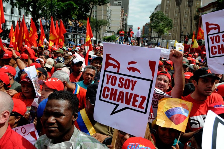 Venezolanos se concentraron en los alrededores de Miraflores para apoyar al presidente Hugo Chávez. FOTO:Xinhua