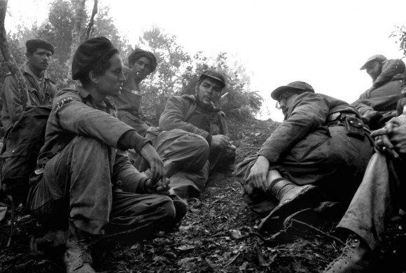 En primera línea de fuego, durante el combate de Pino de Agua, Fidel, el Che y Camilo (arriba a la derecha) escuchan informaciones de 'Maracaibo', un explorador que regresa de las líneas enemigas. Foto: Enrique Meneses.