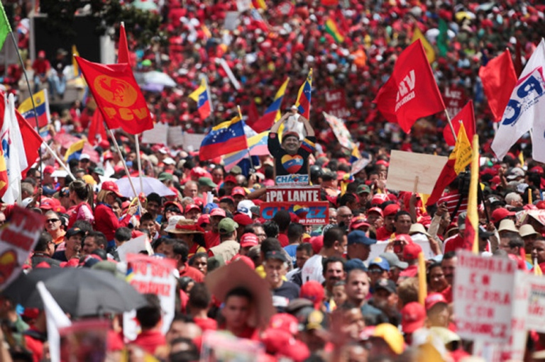 Venezolanos se concentraron en los alrededores de Miraflores para apoyar al presidente Hugo Chávez. FOTO:@tmaniglia 