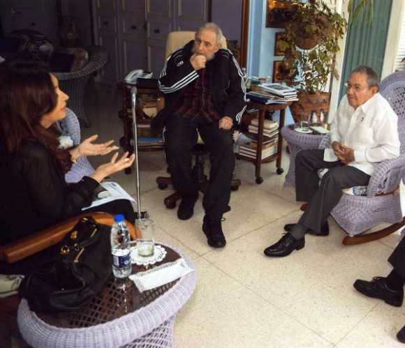 Encuentro entre Cristina Fernández, Raúl y Fidel.
