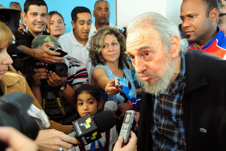 Fidel comparte con periodistas
