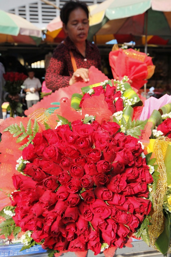 Una mujer camboyana vende rosas en una mercado el día de San Valentín en Phnom Penh. Foto: Mak Remissa / EFE 