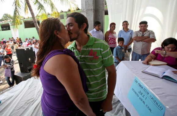 En Nicaragua la celebración de San Valentín es una excusa para promover el comercio y en Managua se realiza un maratón de bodas y para este año están programadas 1250 en dos jornadas. Foto: Mario López / EFE 