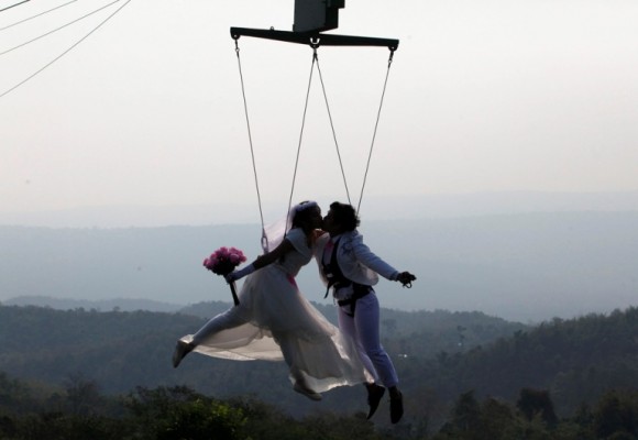 En Tailandia las parejas serán parte de una ceremonia de boda con el objetivo de fortalecer las relaciones de pareja y que consiste en hacer actividades divertidas. Foto: Kerek Wongsa / Reuters 