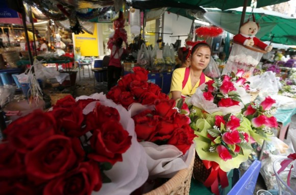 Una vendedora tailandesa prepara ramos de rosas por el Día de San Valentín en un mercado de flores de Bangkok en Tailandia. Foto: Rungroj Yongrit / EFE 