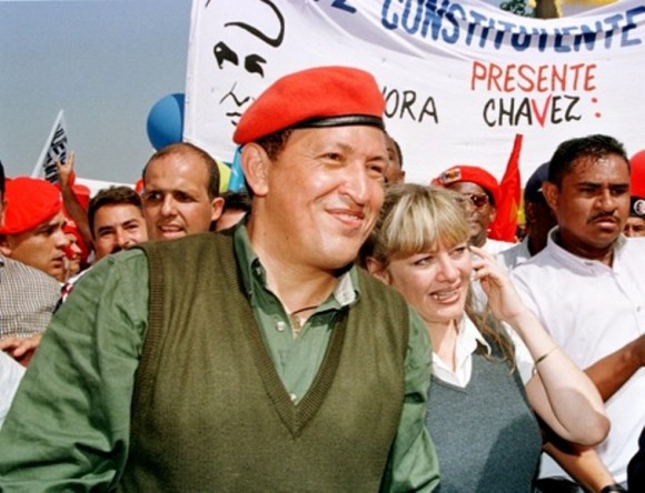  8 de agosto de 1998. El comandante Hugo Chávez Frías acompañado por su esposa, Marisabel, durante una gran marcha al inicio de la campaña electoral de los comicios presidenciales del 6 de diciembre de aquel año. © AFP Bertrand Parres 