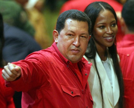  31 de octubre de 2007. Hugo Chávez habla con su huésped, la modelo británica Naomi Campbell, antes de una ceremonia en el teatro Teresa Carreño de Caracas. © AFP Juan Barreto 