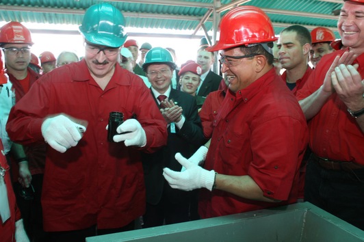 8 de diciembre de 2007. El presidente venezolano, Hugo Chávez con su homólogo bielorruso, Aleksandr Lukashenko, examinando una muestra de crudo pesado en la Faja del Orinoco, en el sureño estado de Anzoátegui, a 310 kilómetros de Caracas.