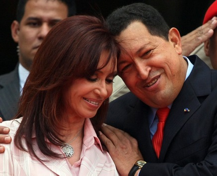  6 de marzo de 2008. Chávez saluda afectuosamente a su homóloga argentina, Cristina Fernández de Kirchner, en el palacio presidencial de Miraflores, en Caracas. © AFP Juan Barreto 