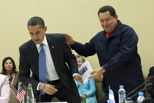  18 de abril de 2009. Hugo Chávez entrega a su homólogo estadounidense, Barack Obama, el libro 'Las venas abiertas de América Latina' durante una reunión multilateral de la Cumbre de las Américas en Puerto España, Trinidad y Tobago. © AFP Jim Watson 
