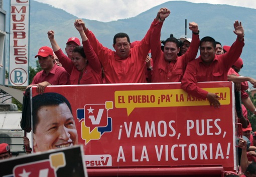  21 de septiembre de 2010. Hugo Chávez y los candidatos a la Asamblea Nacional del gobernante Partido Socialista Unido de Venezuela (PSUV) en la víspera de las legislativas, donde el oficialismo logró la mayoría de los escaños. © AFP 
