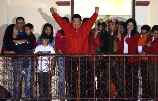 7 de octubre de 2012. Hugo Chávez saluda a sus partidarios tras recibir la noticia de su reelección con el 54,42% de los votos, derrotando así al principal candidato opositor, Henrique Capriles, que obtuvo el 44,47%. © AFP Juan Barreto 