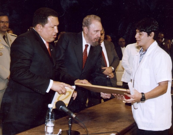 idel, Chávez y otros mandatarios y personalidades de América Latina y el Caribe presidieron la Primera Graduación de la Escuela Latinoamericana de Medicina 20 de agosto 2005. Foto: Estudios Revolución/Cubadebate