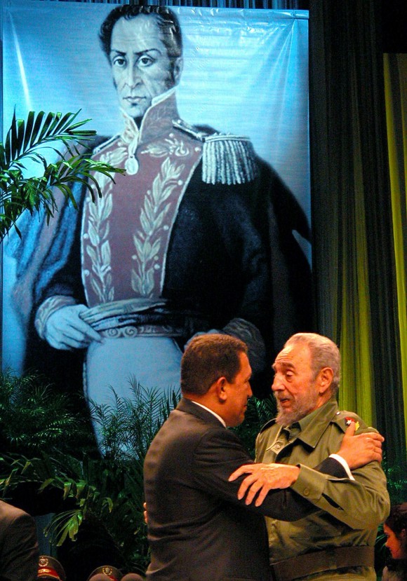 Fidel y Chávez en el acto por el 10mo aniversario de su encuentro. Chávez recibe la Orden Carlos Manuel de Céspedes.14 de diciembre de 2004 Foto: Estudios Revolución/Cubadebate