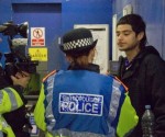 Policia británica deteniendo a un joven