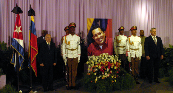 Principales dirigentes cubanos rinden tributo a Chávez